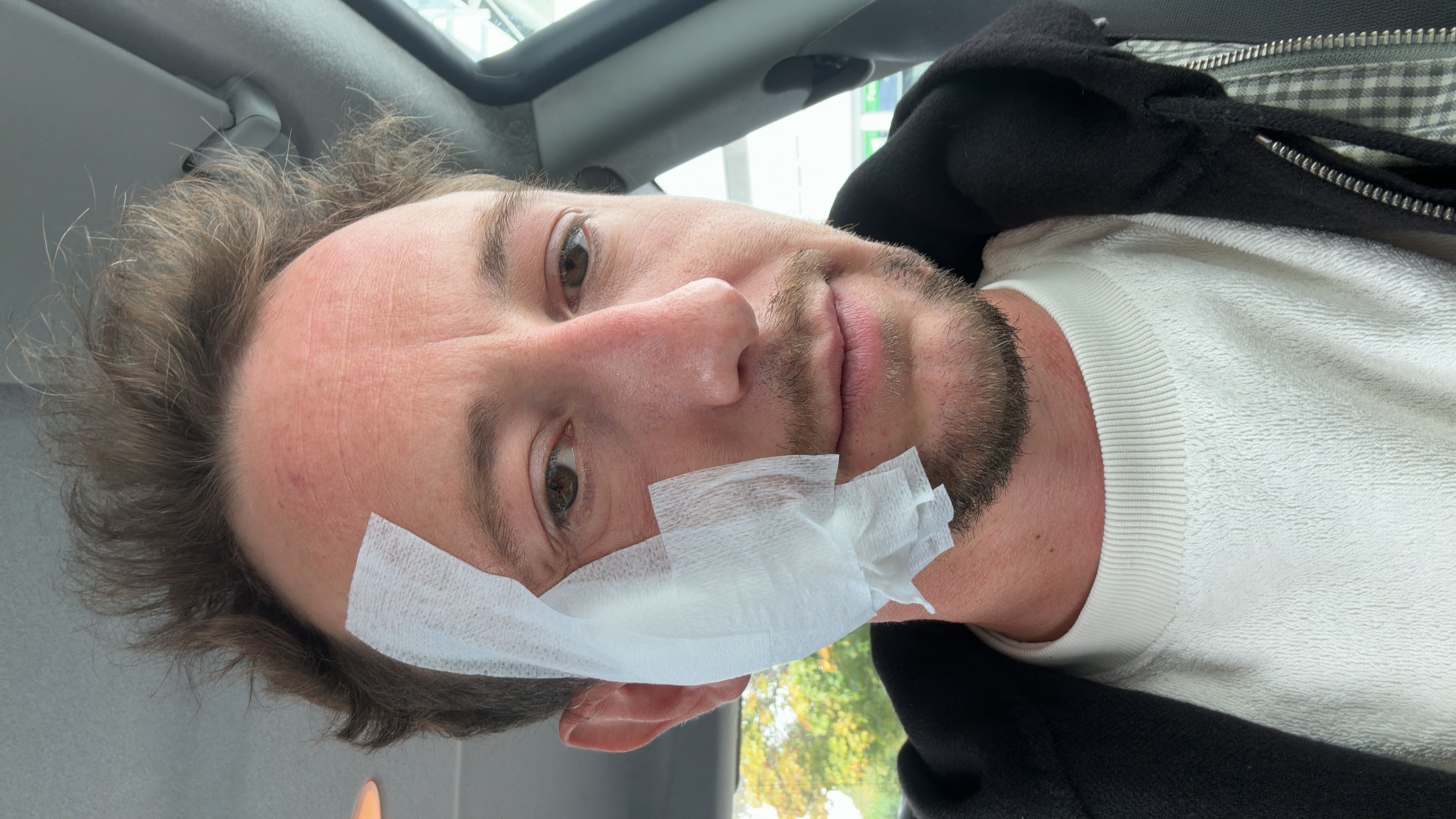 Robin nach einer Operation mit Verband