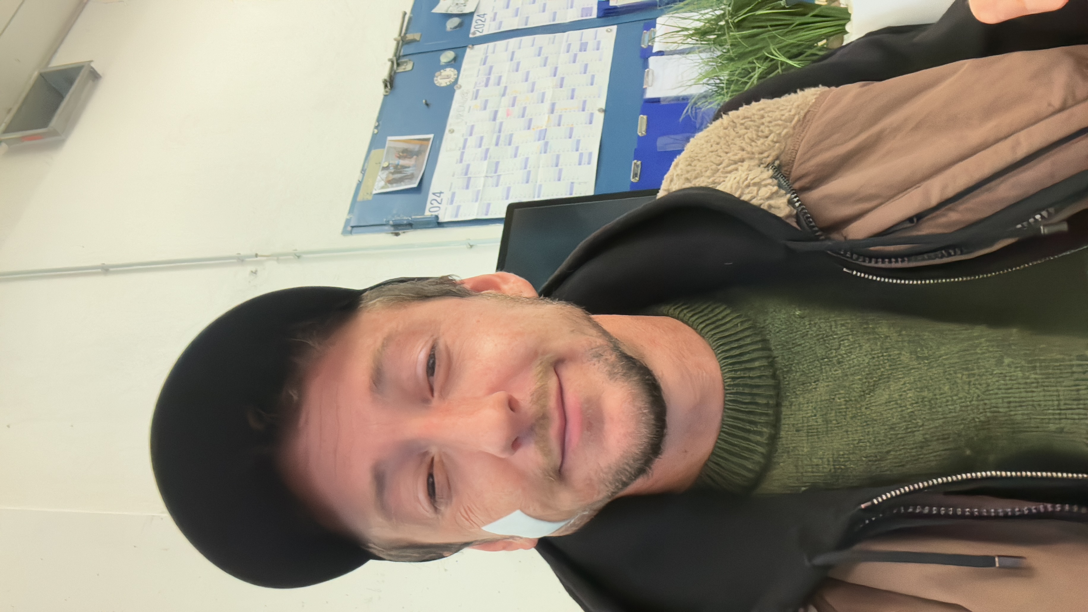 Robin mit Verband — nach Eingriff